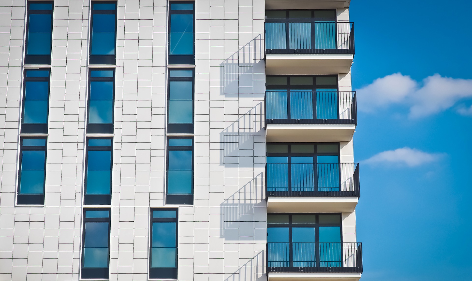 A genre photo of an apartment building.